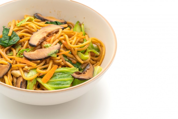 Mit Gemüse gebratene Yakisoba-Nudeln - veganes und vegetarisches Essen