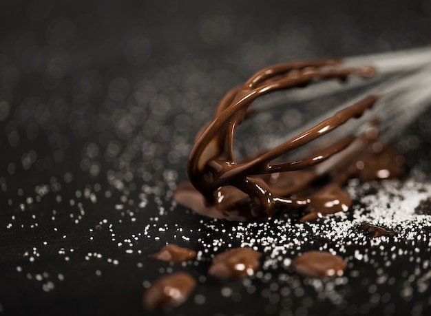 Mit geschmolzener Schokolade und Zucker verquirlen