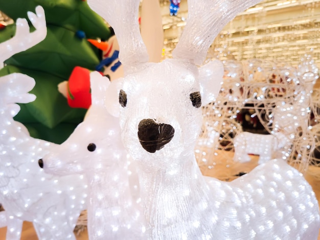 Mit Girlanden geschmückte Weihnachtsrentiere stehen auf der Theke im Einkaufszentrum