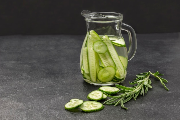 Mit Gurke angereichertes Wasser im Glaskrug