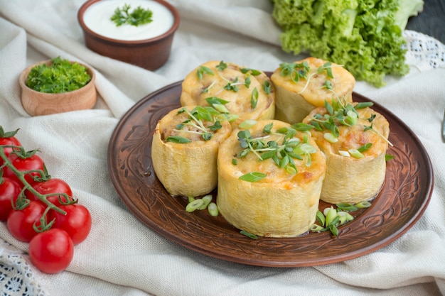 Mit Hackfleisch, Gemüse gefüllter und mit Hartkäse bestreuter Kürbis. Seitenansicht.