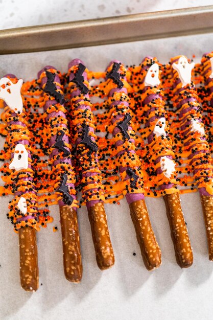 mit Halloween-Schokolade bedeckte Brezelstäbchen