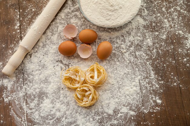 Mit Hühnereiern, Mehl und Nudeln etwas Leckeres kochen. Sicht von oben.