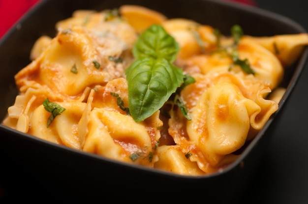 Mit Käse gefüllte Ravioli in Tomatensauce