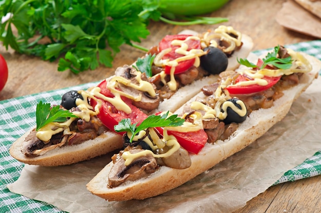 Mit Kalbfleisch und Pilzen gefülltes Baguette mit Tomaten und Käse