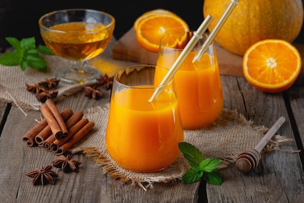 Mit Kürbis und Orange gewürzter Herbstcocktail mit Zimt