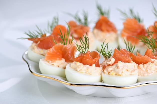 Mit Lachs gefüllte Eier