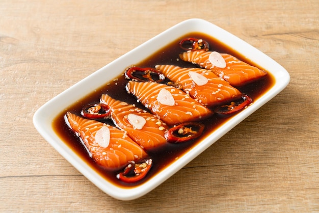 Mit Lachs marinierter Shoyu oder in Lachs eingelegte Sojasauce