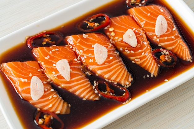 Mit Lachs mariniertes Shoyu oder mit Lachs eingelegte Sojasauce nach koreanischer Art