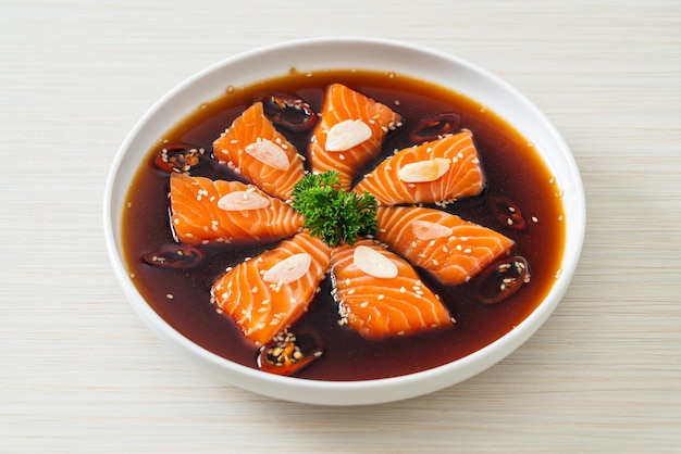 Mit Lachs mariniertes Shoyu oder mit Lachs eingelegte Sojasauce nach koreanischer Art