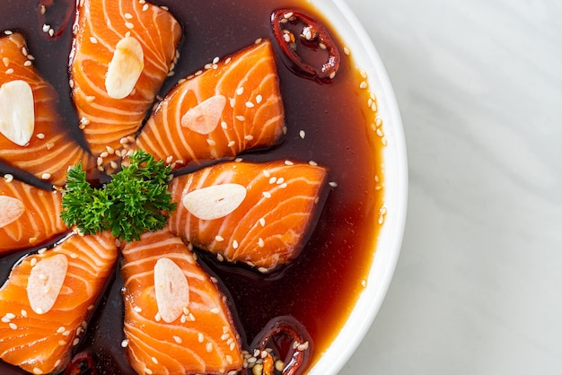 Mit Lachs mariniertes Shoyu oder mit Lachs eingelegte Sojasauce nach koreanischer Art