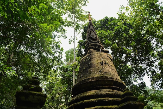 Mit Laterit gebaute Pagode Ist eine archäologische Stätte in der Gegend von Namtok Phlio Thailand