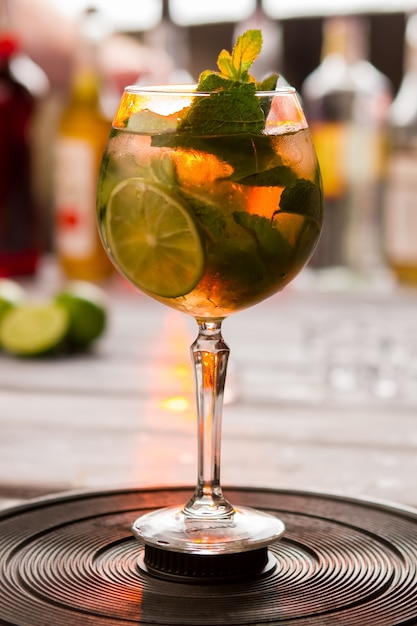 Mit Limettenscheibe trinken. Stück Obst und Minze. Machen Sie diesen Abend zu etwas Besonderem. Hugo-Cocktail mit Holunderblütensirup.