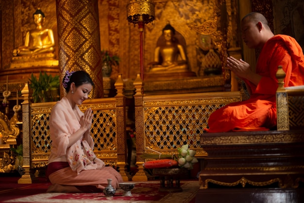 Mit Mönchen Verdienste machen Es ist eines der Rituale der buddhistischen Religion. In Chiang Mai, Thailand, 30.04.2021