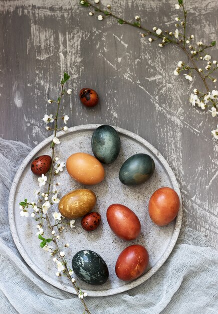 Mit natürlichen Farbstoffen, Kohl, Kamille, Hibiskus und Zwiebelschale gefärbte Ostereier.