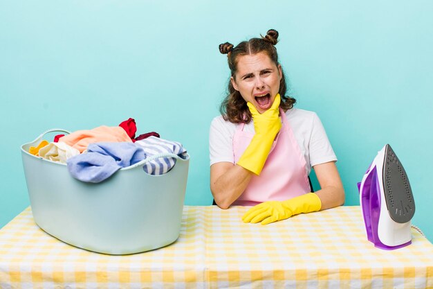 mit offenem Mund und weit geöffneten Augen und Hand am Kinn