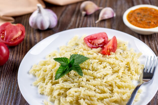 Mit Oregano und Basilikum gewürzte Makkaroni-Nudeln, verzehrfertig mit Tomaten-Knoblauch-Sauce