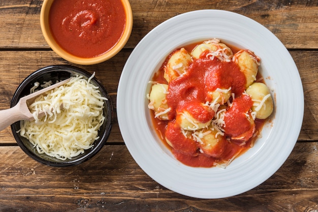 Mit Pesto gefüllte Gnocchi mit hausgemachter Tomatensauce und Käse