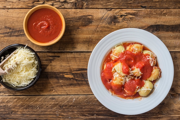Mit Pesto gefüllte Gnocchi mit hausgemachter Tomatensauce und Käse