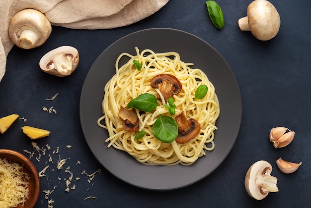 Foto mit pilzpaste in einer cremigen sauce und zutaten flach legen