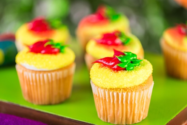 Mit roten Chilischoten dekorierte Cupcakes für Cinco de Mayo.