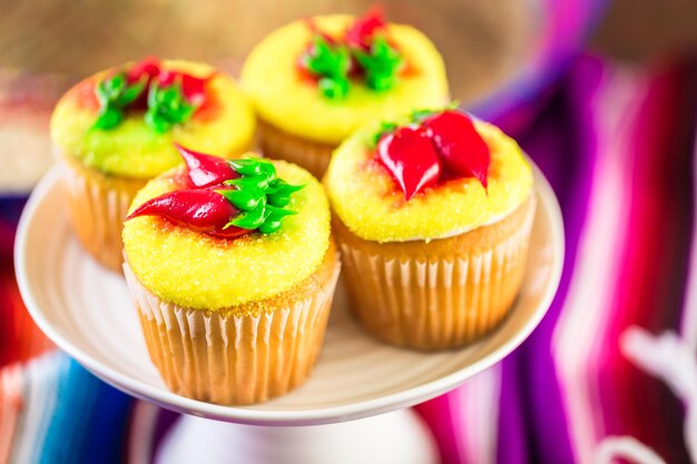 Mit roten Chilischoten dekorierte Cupcakes für Cinco de Mayo.