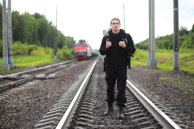 Mit Rucksack zu Fuß unterwegs und per Anhalter fahrenxA