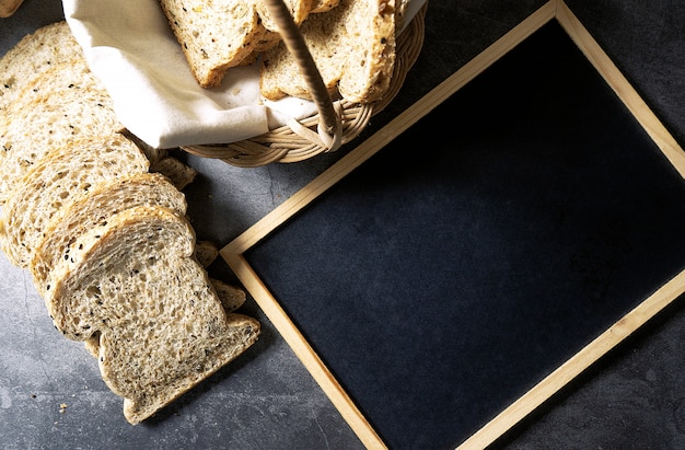 Mit scheiben und vollkornbrot schneiden hausgemachtes frisches brot auf dem boden