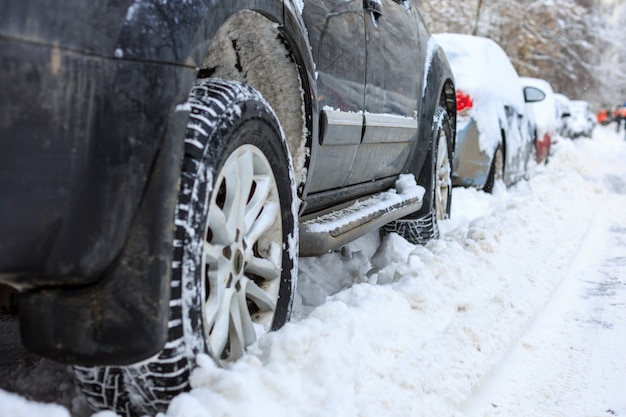 Foto mit schnee bedeckte autos