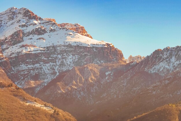 mit Schnee und Nebel bedeckte Berge Alpenlandschaft in Italien Europa mit schneebedeckten Bergen