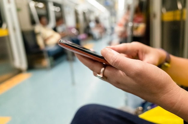 Mit Smartphone am MRT-Wagen