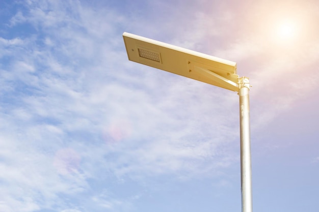 Mit Solarzellen beleuchtete Strommasten und klarer blauer Himmel für Bürgersteige oder Parks