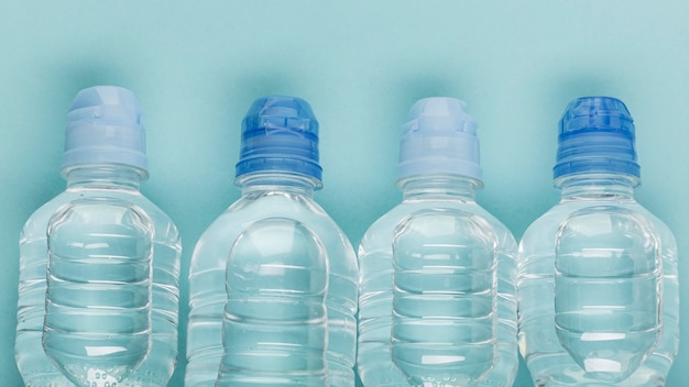 Mit Wasser gefüllte Draufsichtflaschen