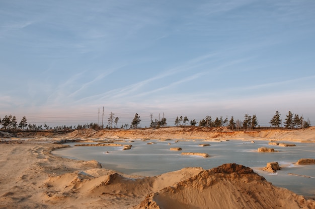 Mit Wasser gefüllte Sandsteinbrüche