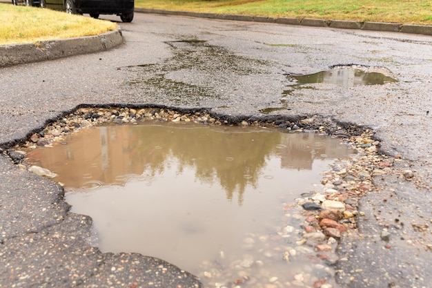 Mit Wasser gefülltes Schlagloch in der Straße