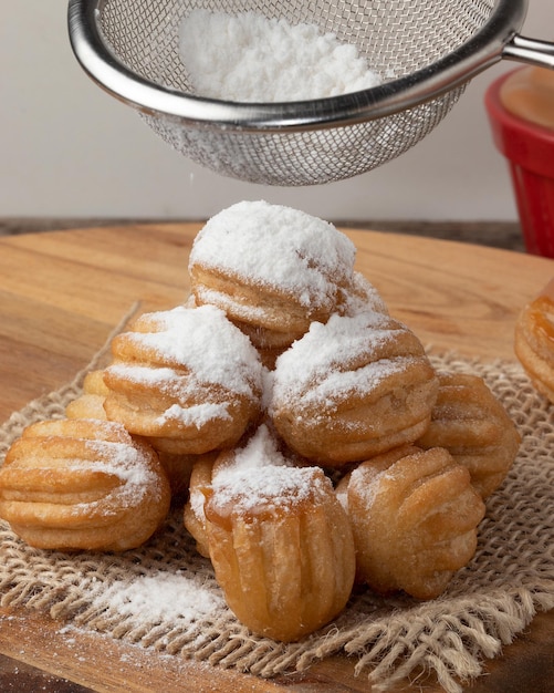 Mit Zucker überzogene Mini-Churros. Selektiver Fokus.