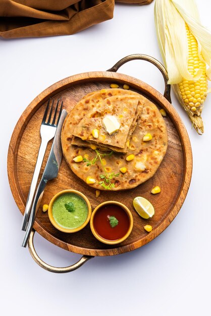 Mit Zuckermais gefülltes Paratha oder Parotha, serviert in einem Teller. Indisches Fladenbrotrezept, das Makai füllt