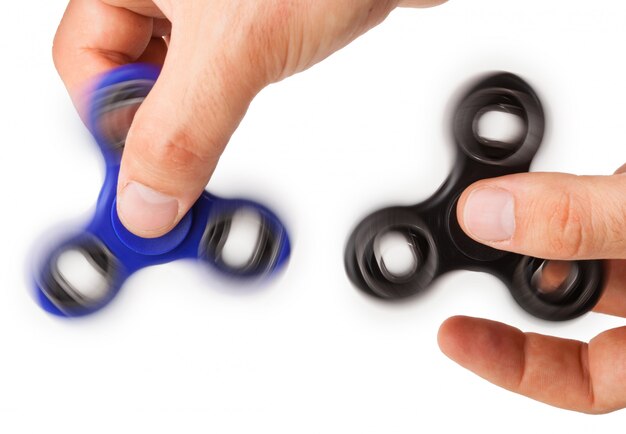 Mit zwei Fidget Spinner spielen