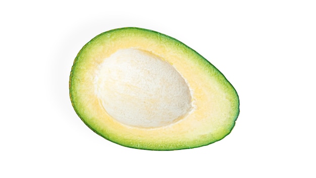 Mitad de aguacate aislado.