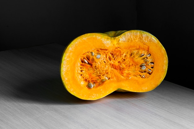 La mitad de la calabaza en la mesa de madera