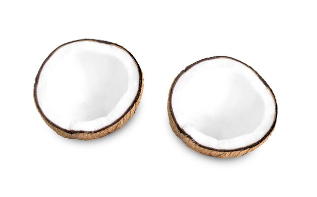 La mitad de coco sobre un fondo blanco