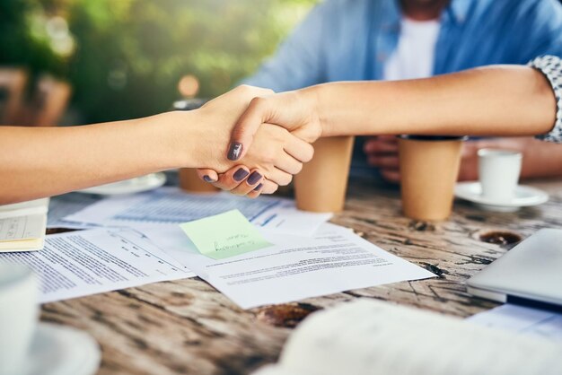 Foto la mitad de los colegas de negocios estrechando la mano.