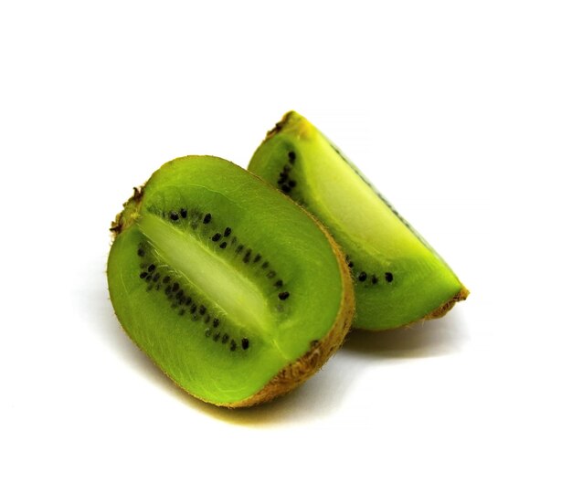 La mitad y un cuarto de kiwi aislado sobre un fondo blanco.