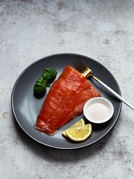 La mitad del filete de salmón salado en un plato gris Alimentación saludable