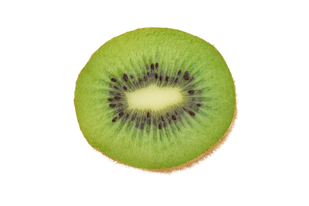 La mitad de la fruta de kiwi madura aislada sobre fondo blanco con trazado de recorte