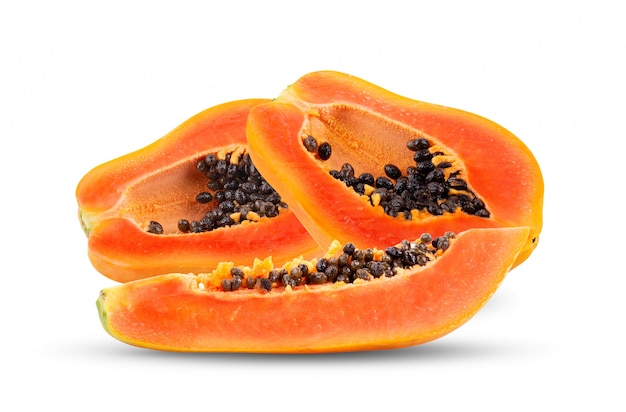 La mitad de la fruta de papaya madura con semillas aisladas en blanco