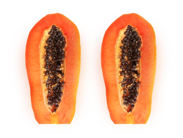 La mitad de la fruta de papaya madura con semillas aisladas sobre fondo blanco