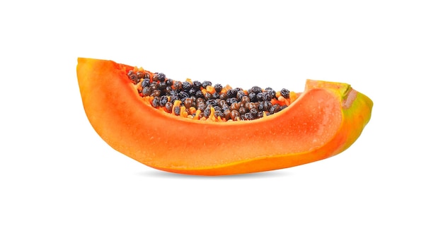 La mitad de la fruta de papaya madura con semillas aisladas sobre fondo blanco