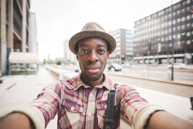 La mitad de la longitud del joven afro negro guapo tomando un selfie