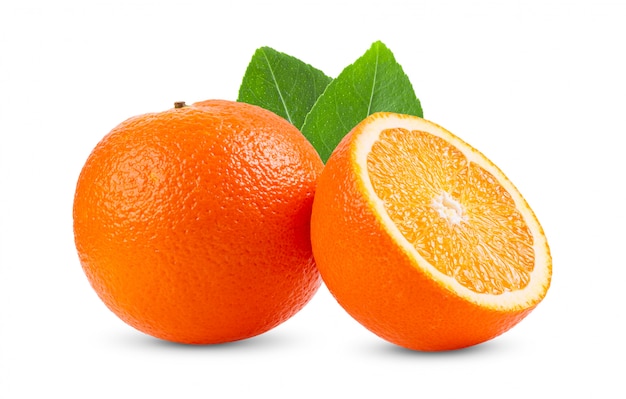 La mitad madura de naranja con hojas en mesa blanca